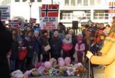 Ruben Filoti canta cu copiii Biserici Elim Bruxelles la Protest 12 feb Photo captura 2