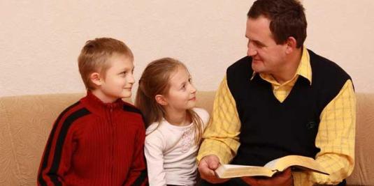 family-reading-bible FOTO Salvation Army NZ
