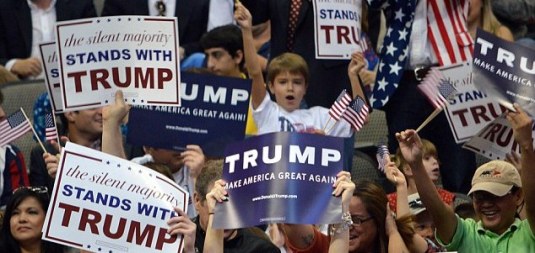 FOTO: Susținători ai lui Donald Trump cu pancarte pe care scrie „Majoritatea tăcută e cu Trump”
