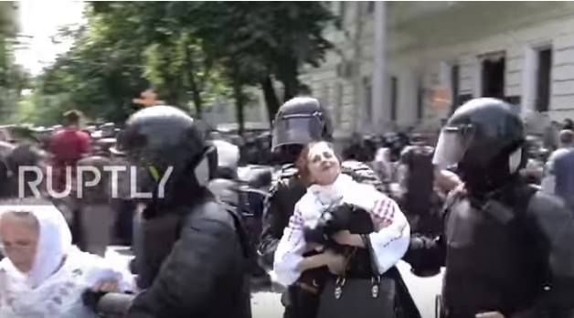 VIDEO – Forțele de ordine i-au AGRESAT cu brutalitate pe...tece, împotriva unui
marș al homosexualilor prin Chișinău.