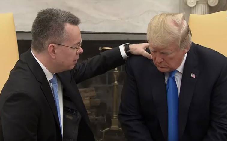 VIDEO – Casa Albă: Rugăciunea Pastorului  Andrew Brunson
pentru Preşedintele Donald Trump